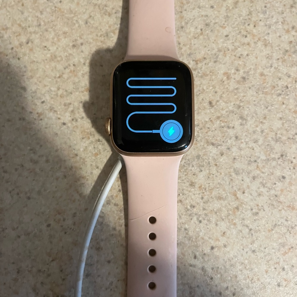 Rose gold Apple Watch SE LTE GPS